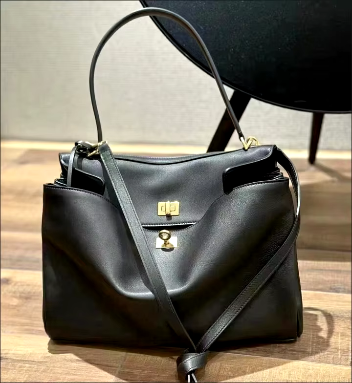 Sac cabas femme à rabat et boucle, finition métal doré ou argenté