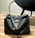 Sac cabas femme à rabat et boucle, finition métal doré ou argenté
