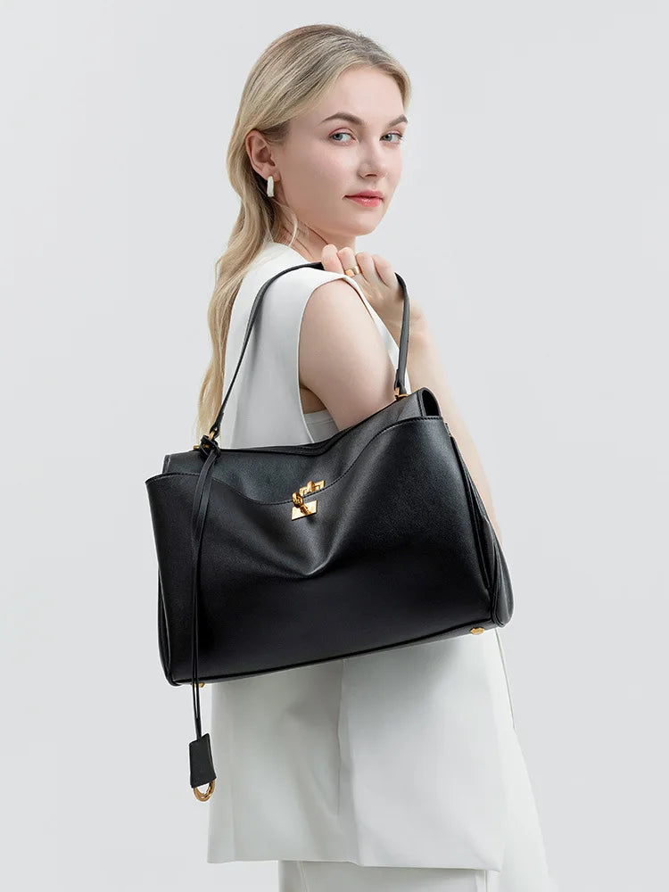 Sac cabas femme à rabat et boucle, finition métal doré ou argenté