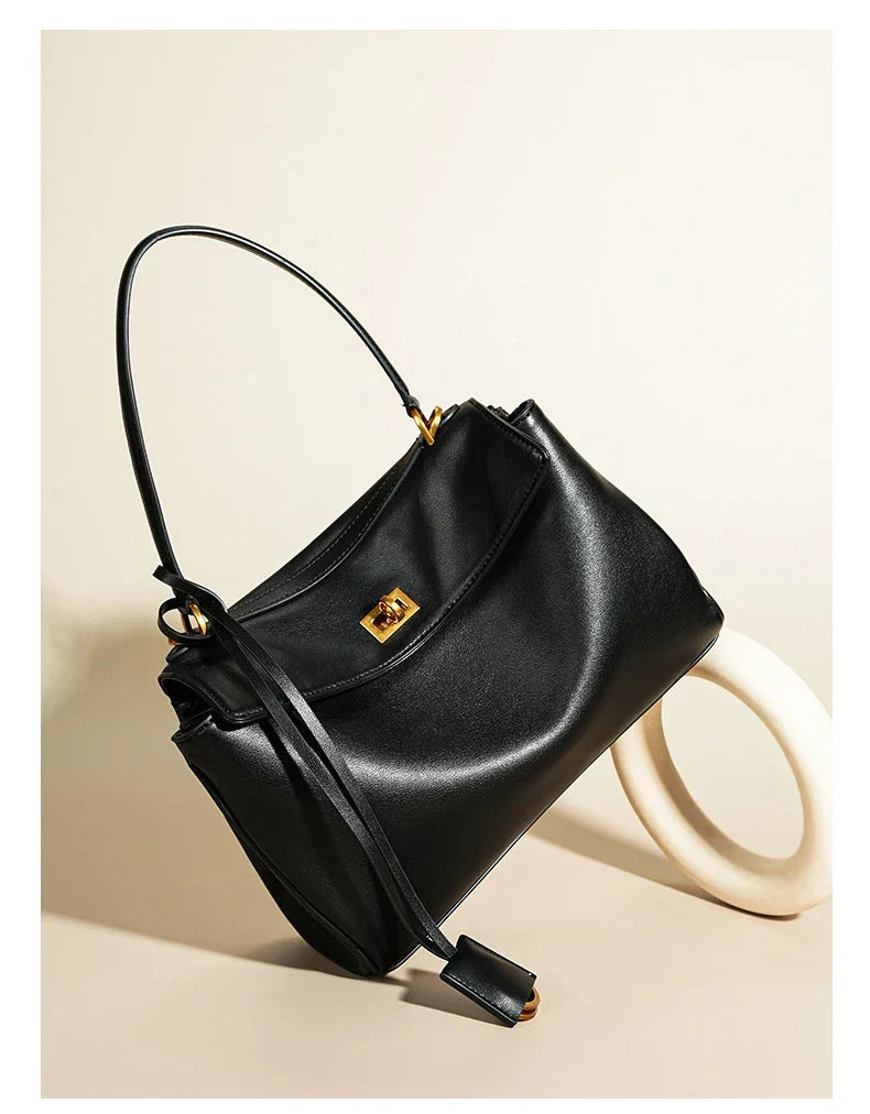 Sac cabas femme à rabat et boucle, finition métal doré ou argenté