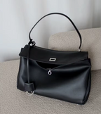 Sac cabas femme à rabat et boucle, finition métal doré ou argenté