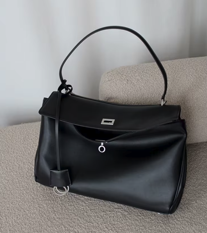 Sac cabas femme à rabat et boucle, finition métal doré ou argenté