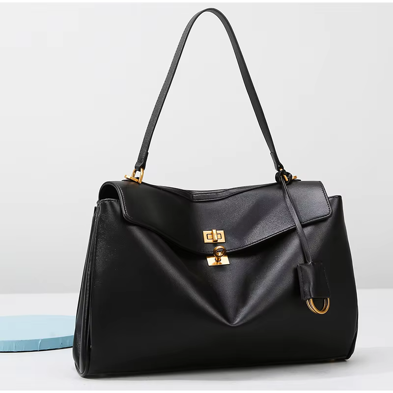 Sac cabas femme à rabat et boucle, finition métal doré ou argenté