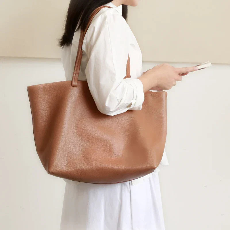 Sac cabas femme évasé, trois poches intérieures, noir ou camel