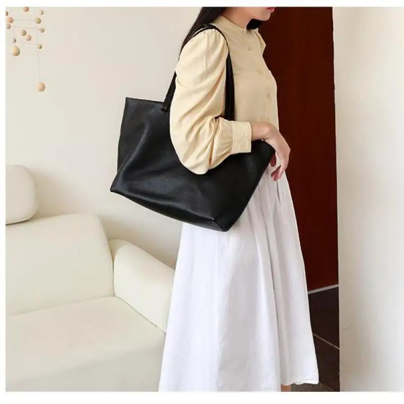 Sac cabas femme évasé, trois poches intérieures, noir ou camel