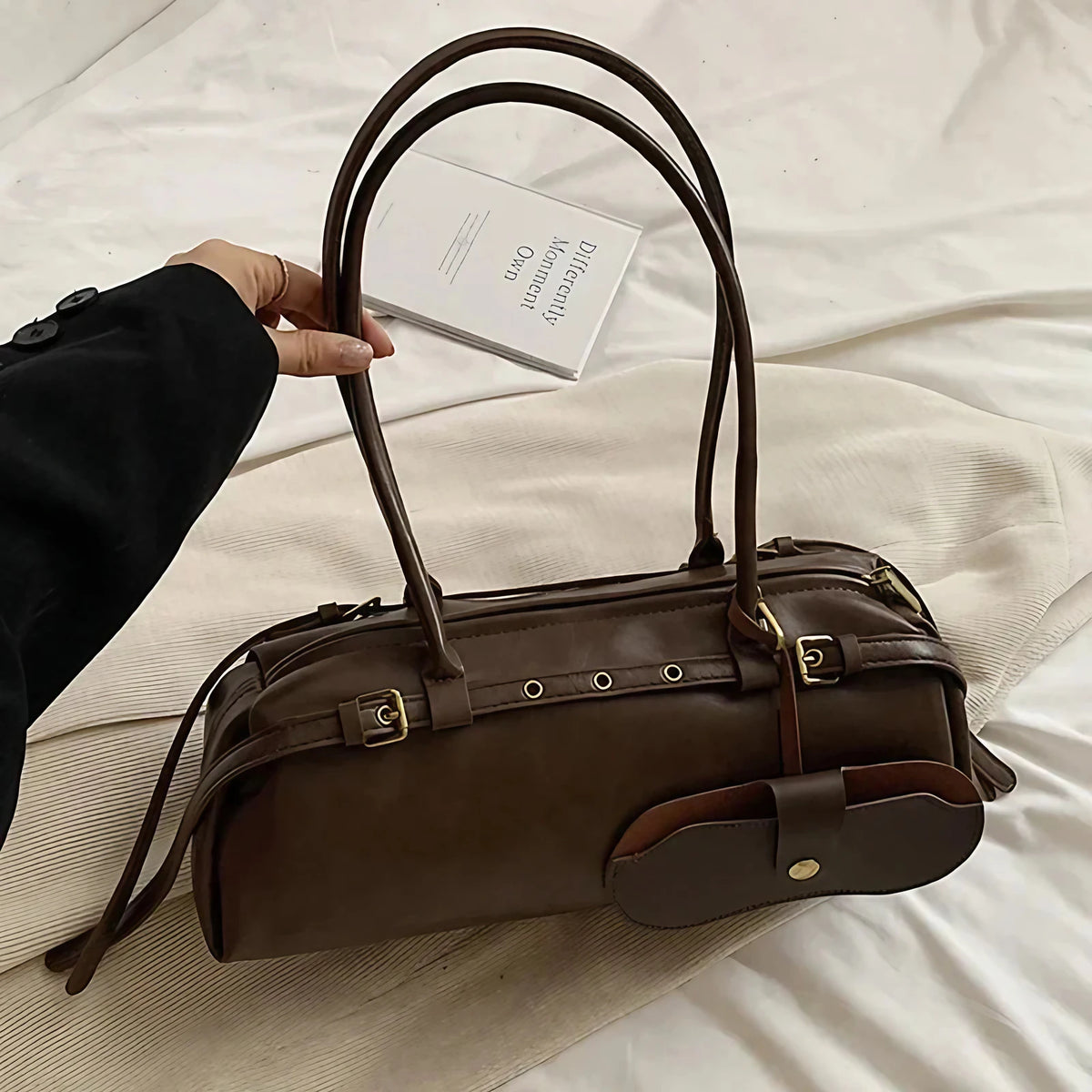 Sac porté épaule femme en similicuir, détails dorés, café