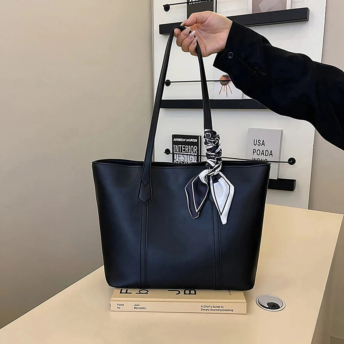 Sac cabas femme porté épaule, foulard décoratif inclus, noir