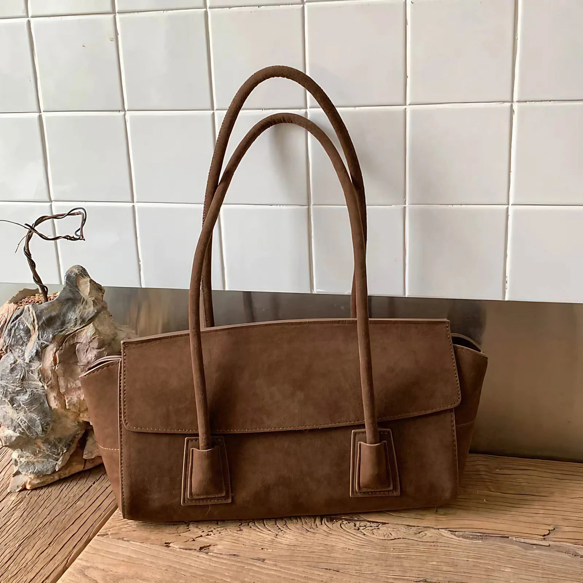 Sac porté épaule femme en faux daim, à rabat, cinq coloris, marron foncé