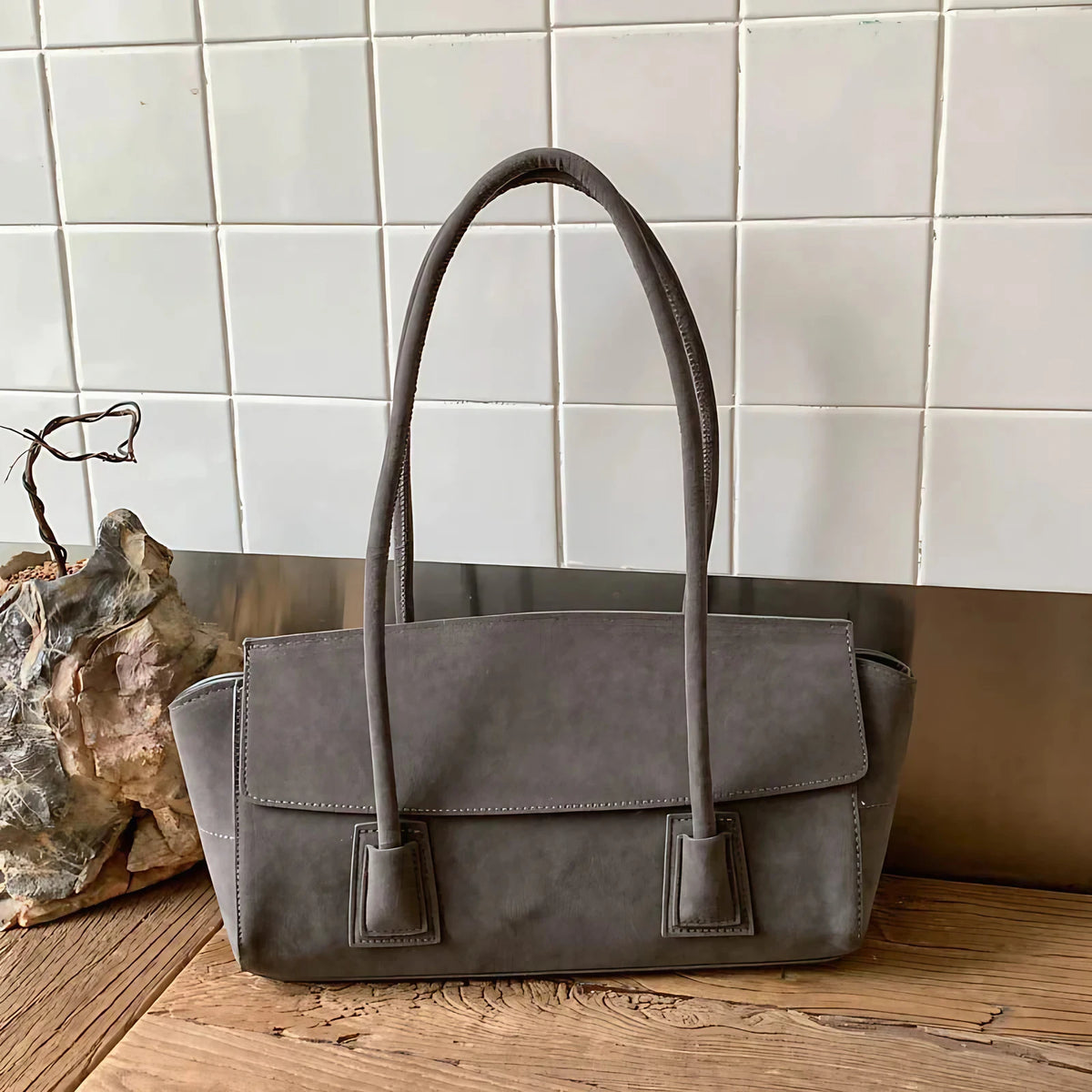Sac porté épaule femme en faux daim, à rabat, cinq coloris, gris