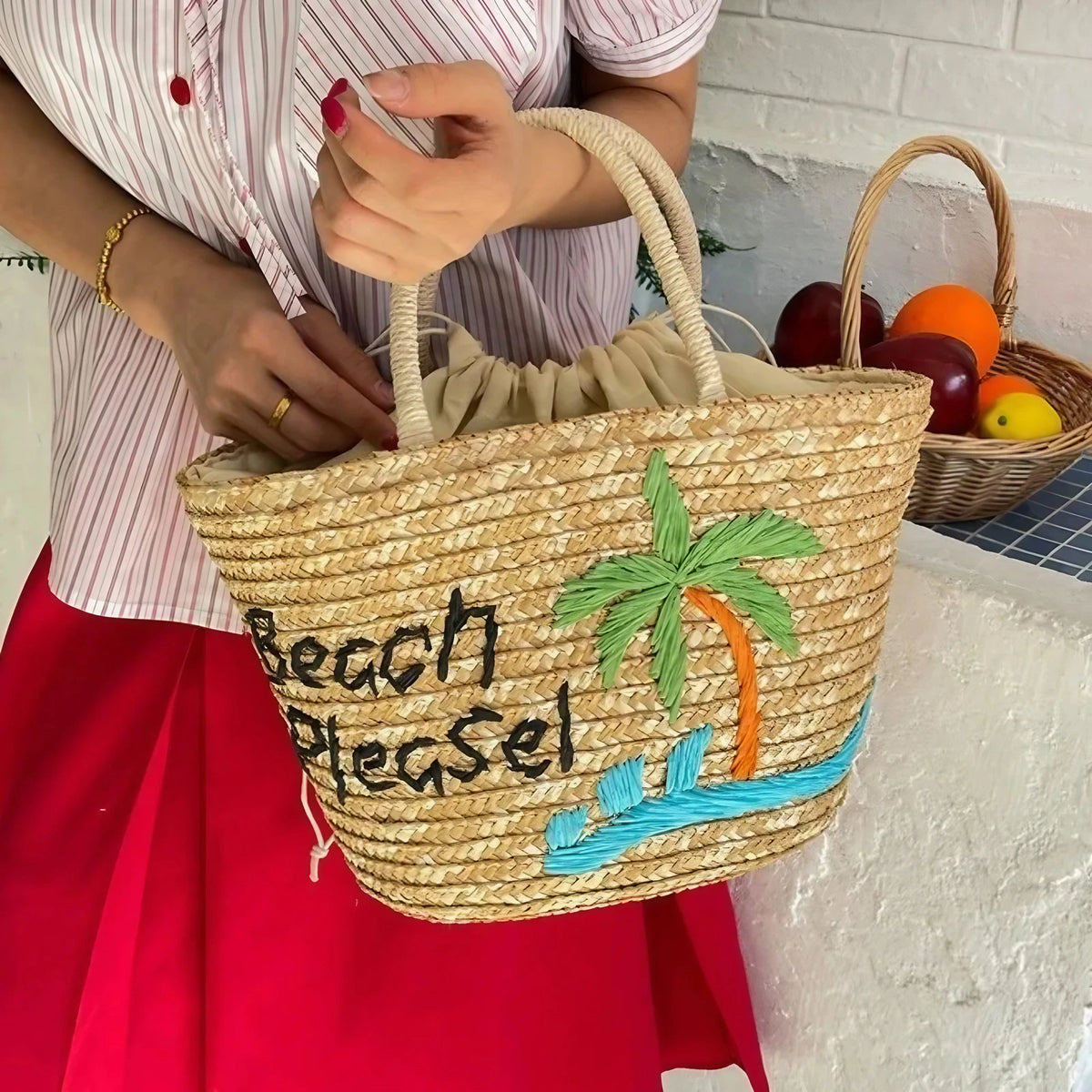 Sac en paille brodé femme, motifs fruits et plage, à cordon