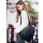 Sac à dos femme en cuir noir, format compact 35 x 27 cm