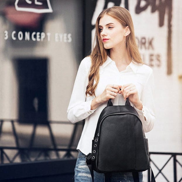Sac à dos femme en cuir noir, format compact 35 x 27 cm