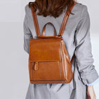 Petit sac à dos femme en similicuir lisse, à rabat