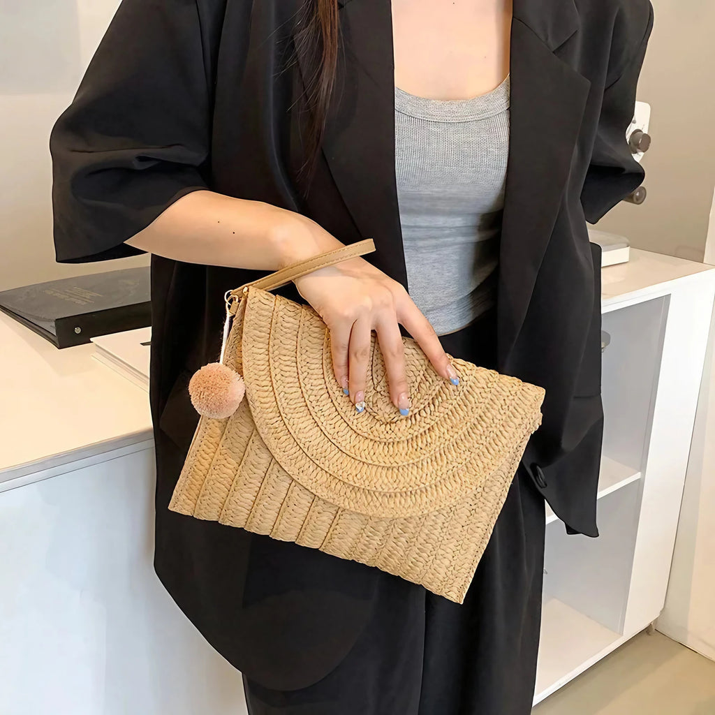 Petit sac en paille tissée à rabat aimanté, bandoulière amovible