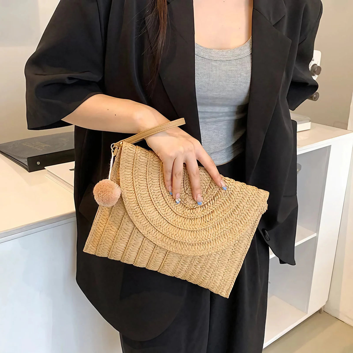 Petit sac en paille tissée à rabat aimanté, bandoulière amovible