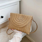 Petit sac en paille tissée à rabat aimanté, bandoulière amovible, marron clair