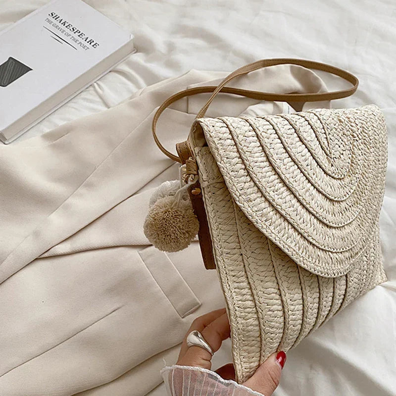 Petit sac en paille tissée à rabat aimanté, bandoulière amovible