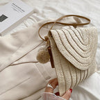 Petit sac en paille tissée à rabat aimanté, bandoulière amovible