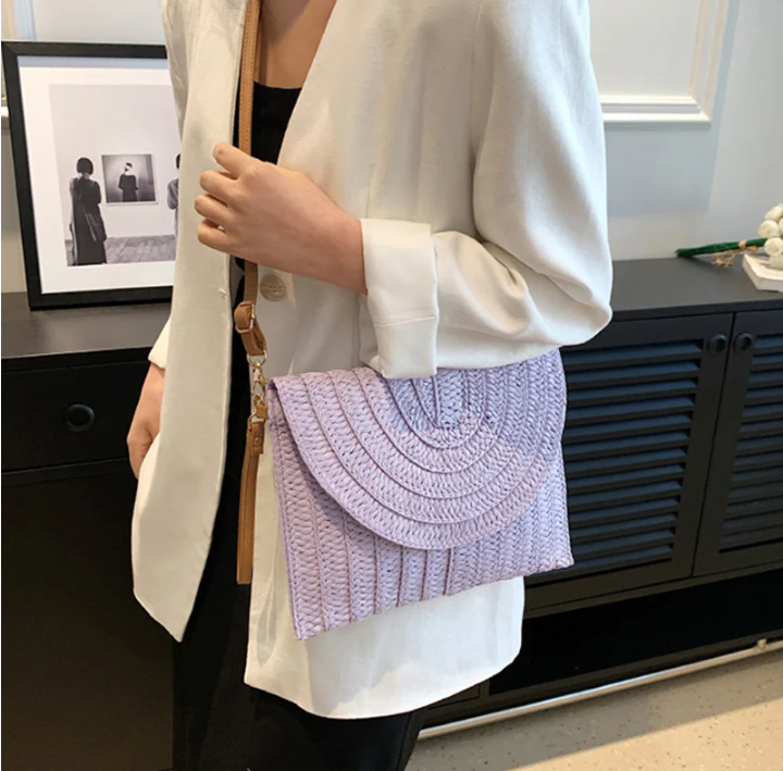 Petit sac en paille tissée à rabat aimanté, bandoulière amovible