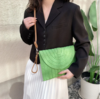 Petit sac en paille tissée à rabat aimanté, bandoulière amovible