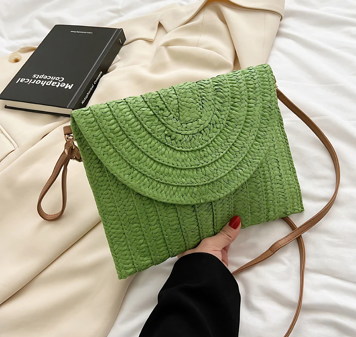 Petit sac en paille tissée à rabat aimanté, bandoulière amovible, vert