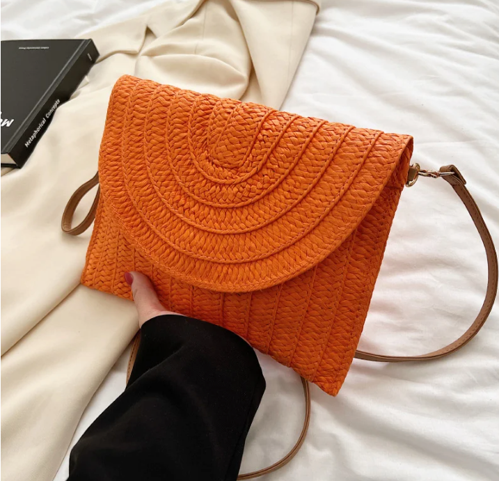 Petit sac en paille tissée à rabat aimanté, bandoulière amovible