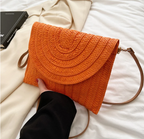 Petit sac en paille tissée à rabat aimanté, bandoulière amovible