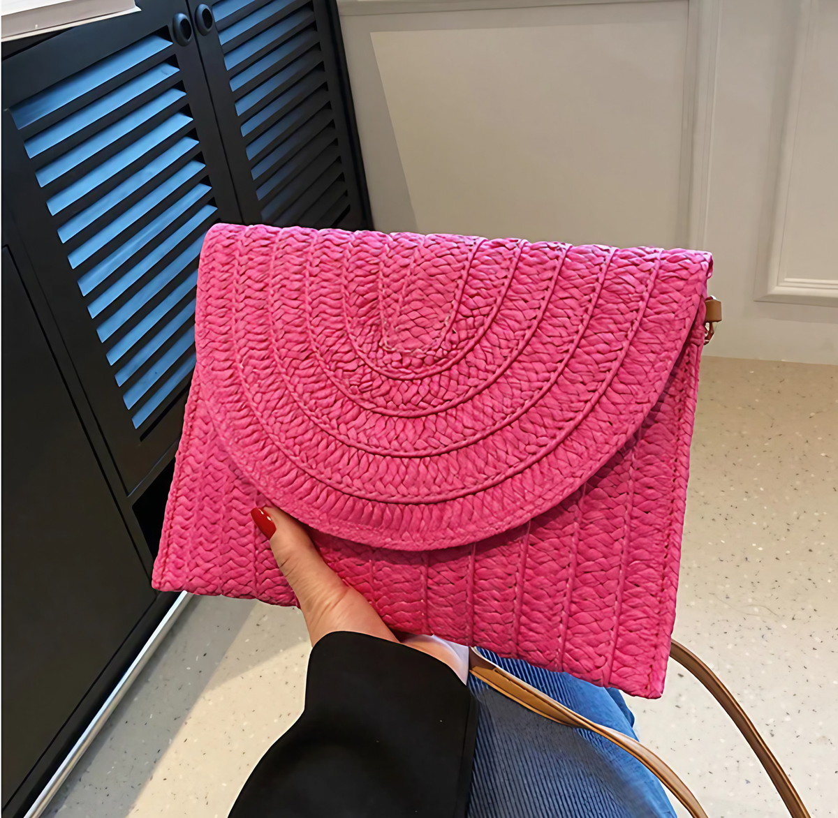 Petit sac en paille tissée à rabat aimanté, bandoulière amovible, rose