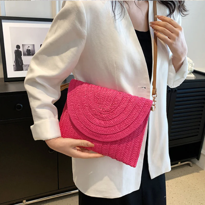 Petit sac en paille tissée à rabat aimanté, bandoulière amovible