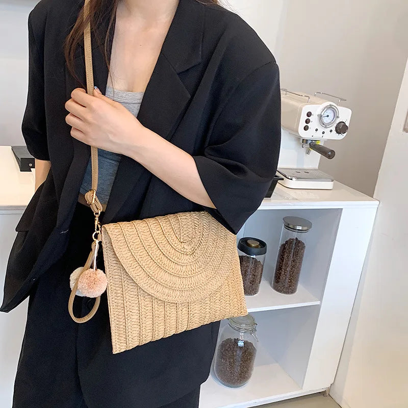 Petit sac en paille tissée à rabat aimanté, bandoulière amovible