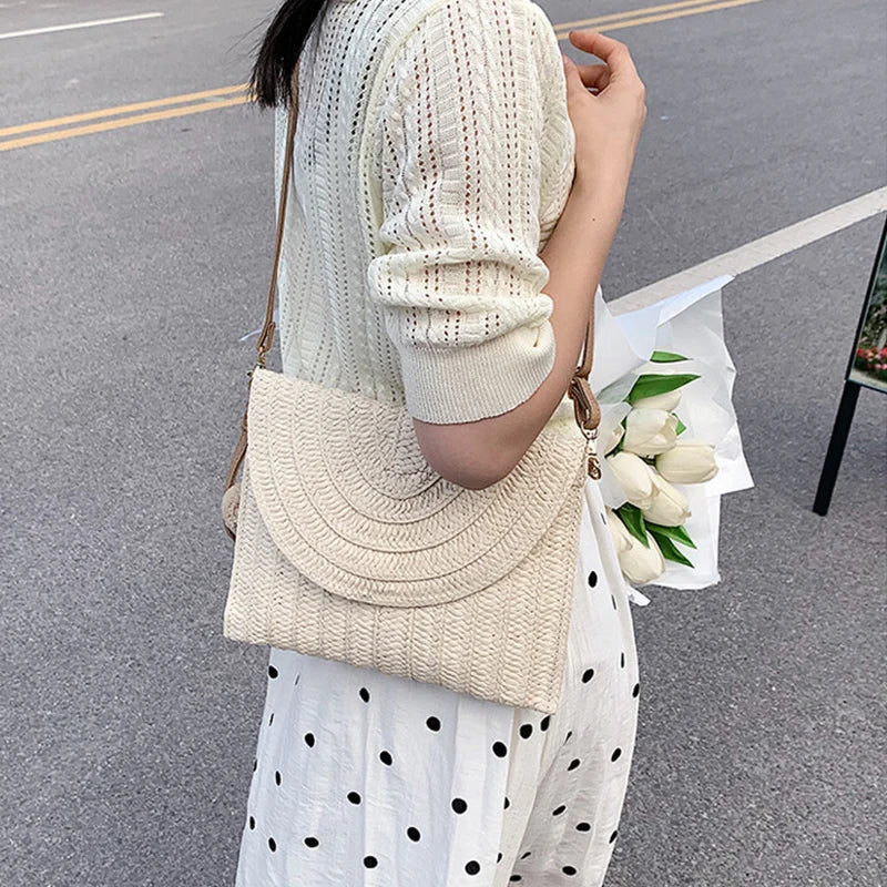 Petit sac en paille tissée à rabat aimanté, bandoulière amovible
