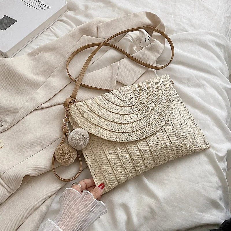 Petit sac en paille tissée à rabat aimanté, bandoulière amovible