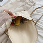 Petit sac en paille tissée à rabat aimanté, bandoulière amovible