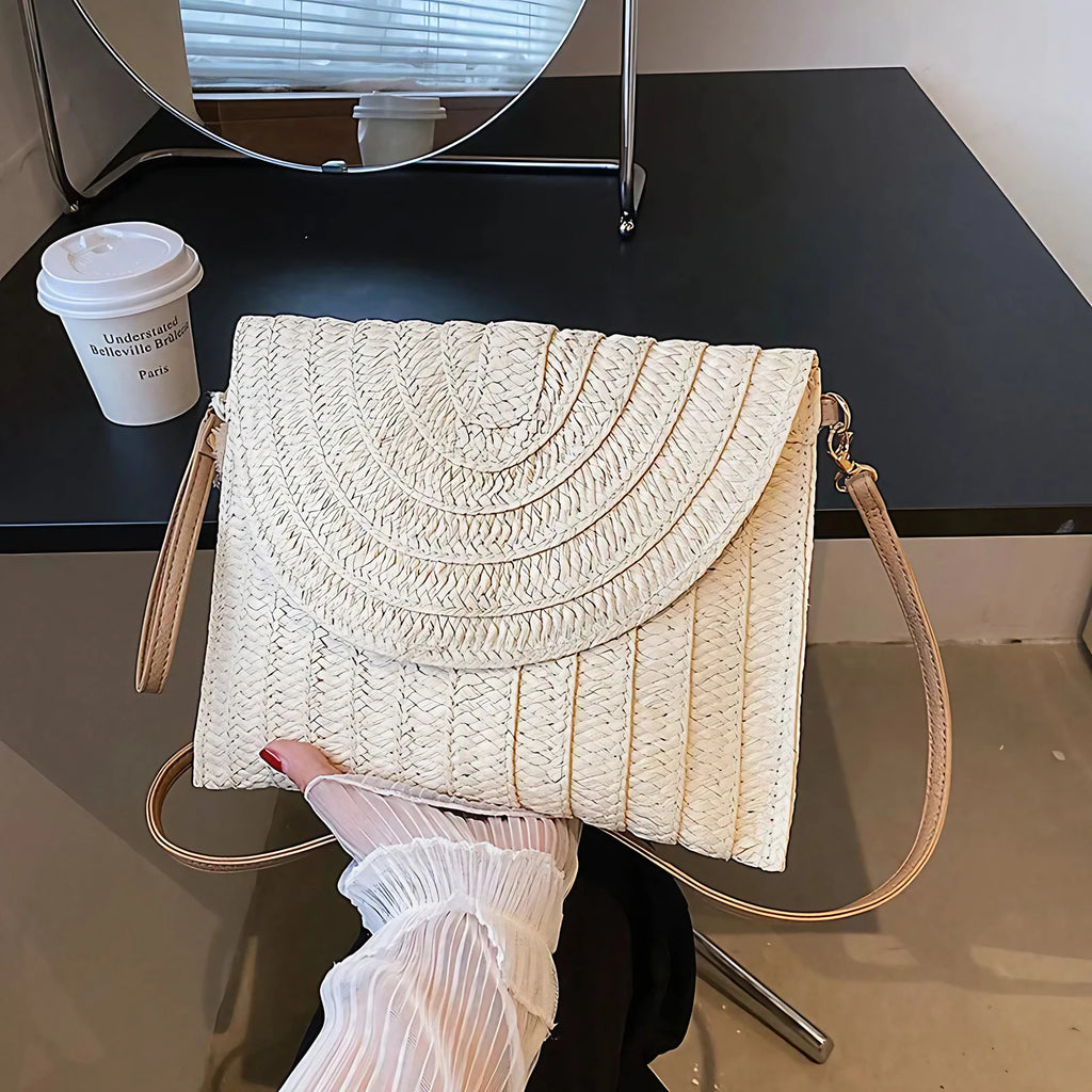 Petit sac en paille tissée à rabat aimanté, bandoulière amovible, crème