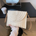 Petit sac en paille tissée à rabat aimanté, bandoulière amovible, crème
