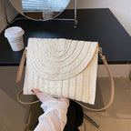 Petit sac en paille tissée à rabat aimanté, bandoulière amovible, crème