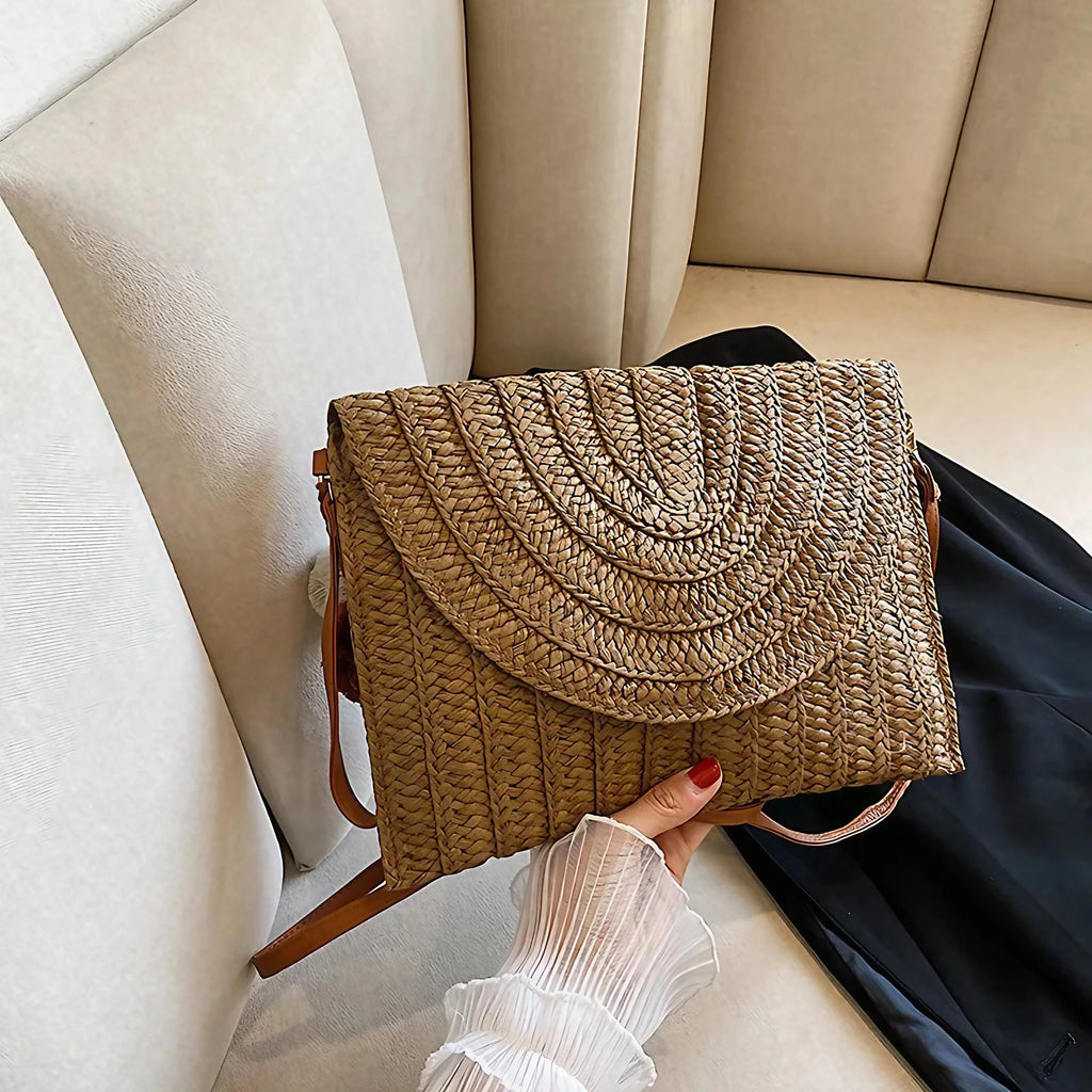 Petit sac en paille tissée à rabat aimanté, bandoulière amovible, marron foncé