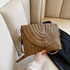 Petit sac en paille tissée à rabat aimanté, bandoulière amovible, marron foncé