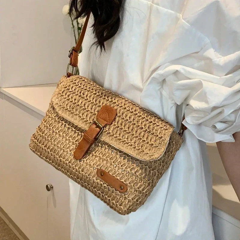 Sac en paille rectangulaire femme à rabat, bandoulière réglable