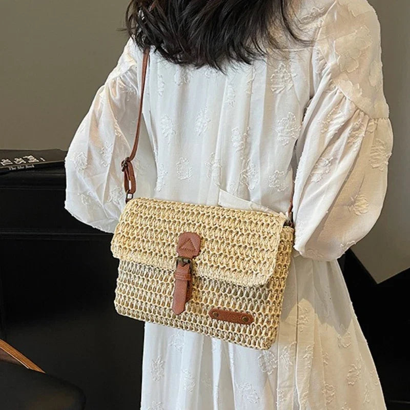 Sac en paille rectangulaire femme à rabat, bandoulière réglable