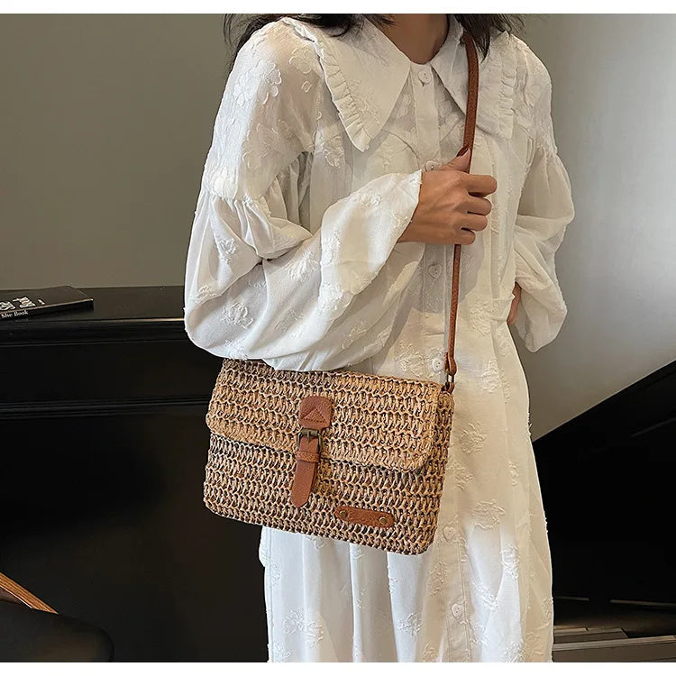 Sac en paille rectangulaire femme à rabat, bandoulière réglable