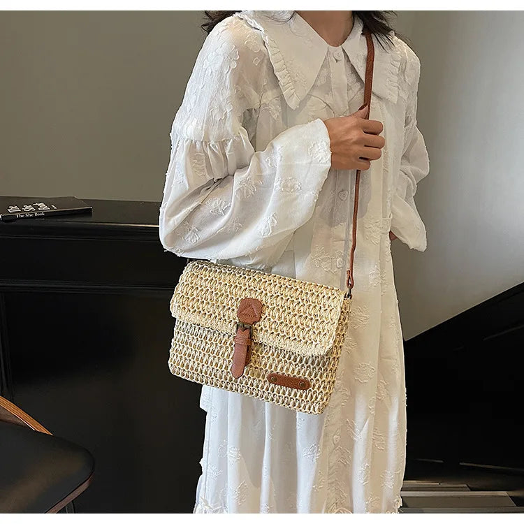Sac en paille rectangulaire femme à rabat, bandoulière réglable