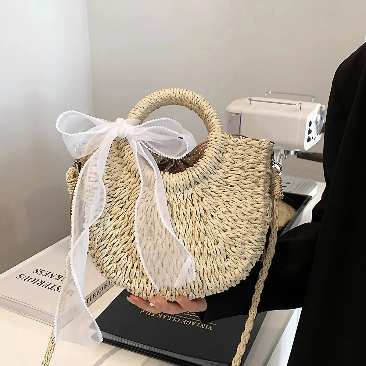 Sac rond en paille femme, deux anses et bandoulière en corde, beige à ruban