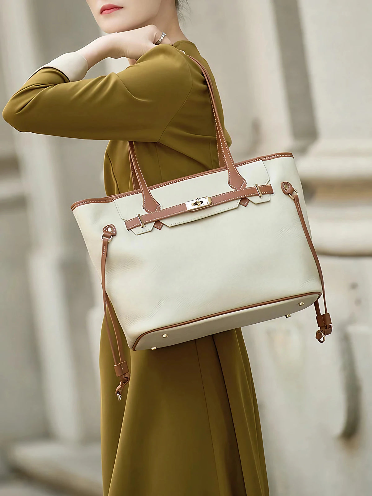 Sac fourre-tout femme évasé, anses marron surpiquées, 39 x 24 cm, crème