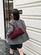 Sac porté épaule femme de forme allongée, quatre coloris, rouge foncé