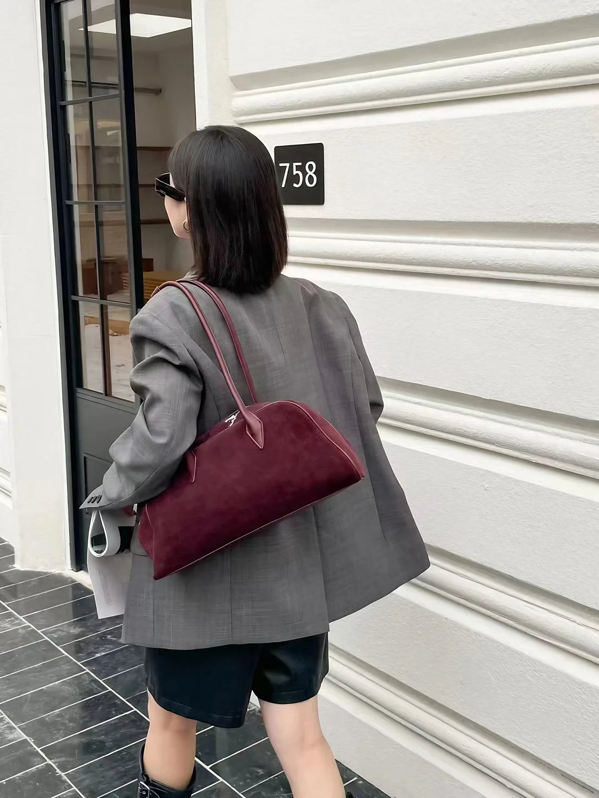 Sac porté épaule femme de forme allongée, quatre coloris, rouge foncé