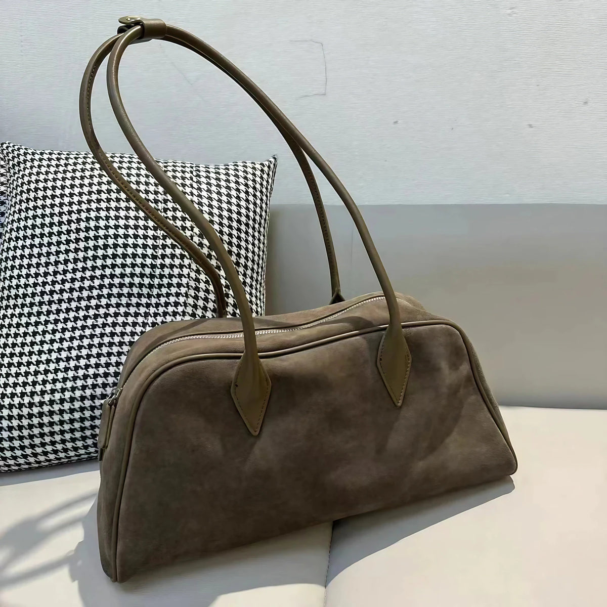 Sac porté épaule femme de forme allongée, quatre coloris, gris foncé taupe