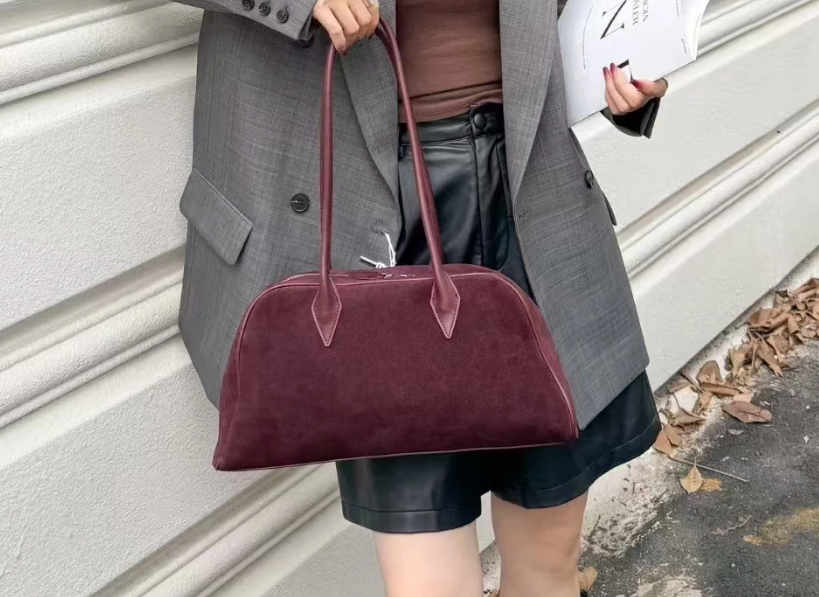 Sac porté épaule femme de forme allongée, quatre coloris