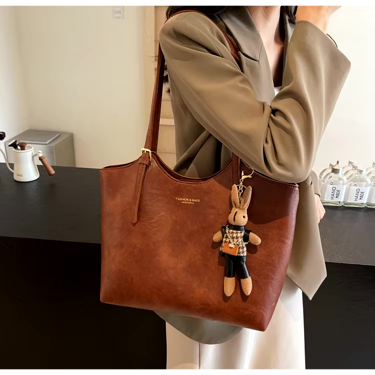 Sac fourre-tout femme en similicuir vieilli, bijou amovible