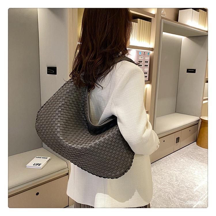Sac hobo tressé femme à anse souple, fermeture zippée